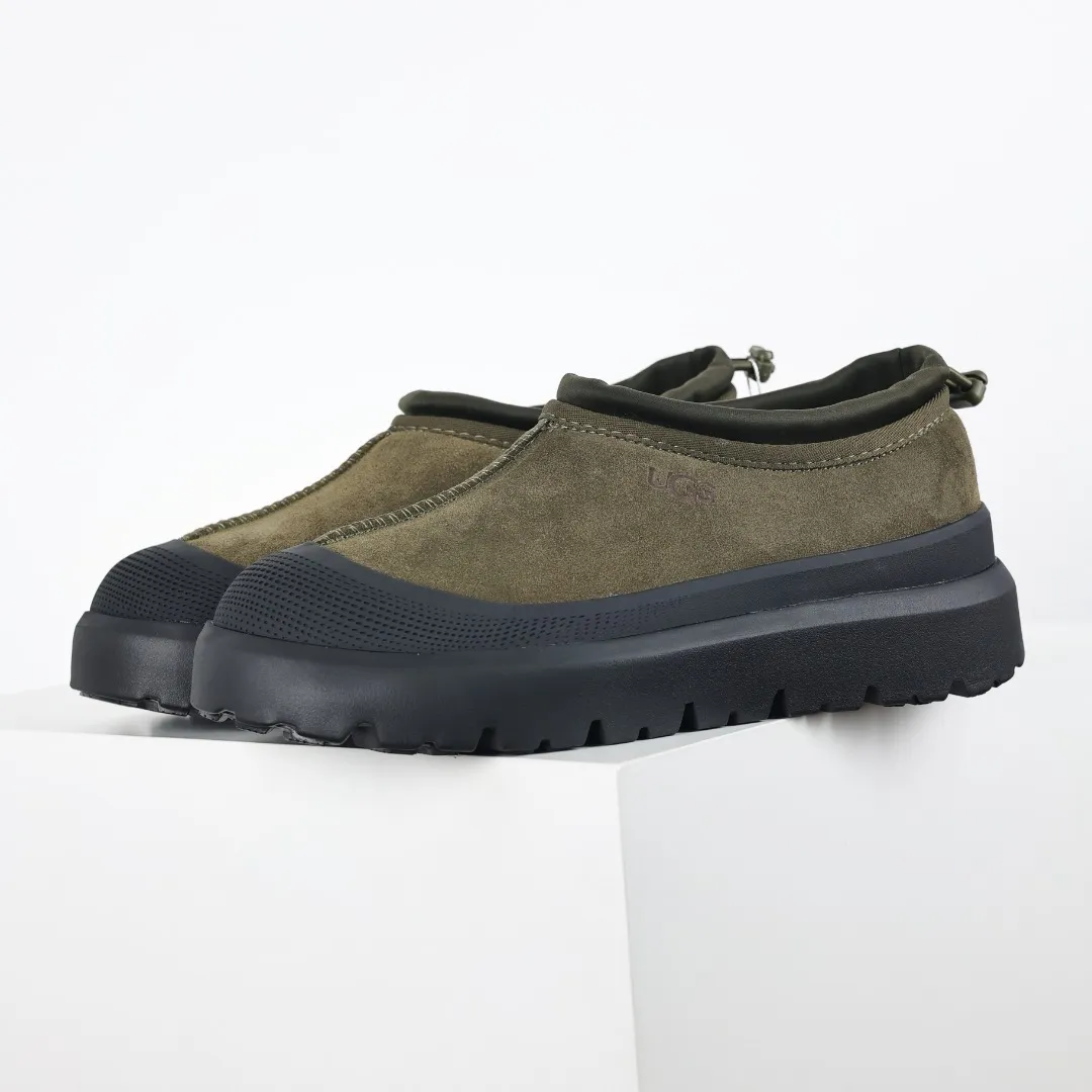 Pick up locally 💰620 Core recommendation Good price Cashmere insoles are a good choice for keeping warm in winter and at home. In the new year, uug launched a series of styles, which are partially geared towards the preferences of young consumers and are also at the forefront of fashion trends. Shoe body material Water-repellent coated suede upper 17mm UGGPURE™ implanted wool insole Lightweight non-slip comfortable rubber outsole With brand LOGO Trademark Comes with a full set of packaging Size: 40 41 42 43 44